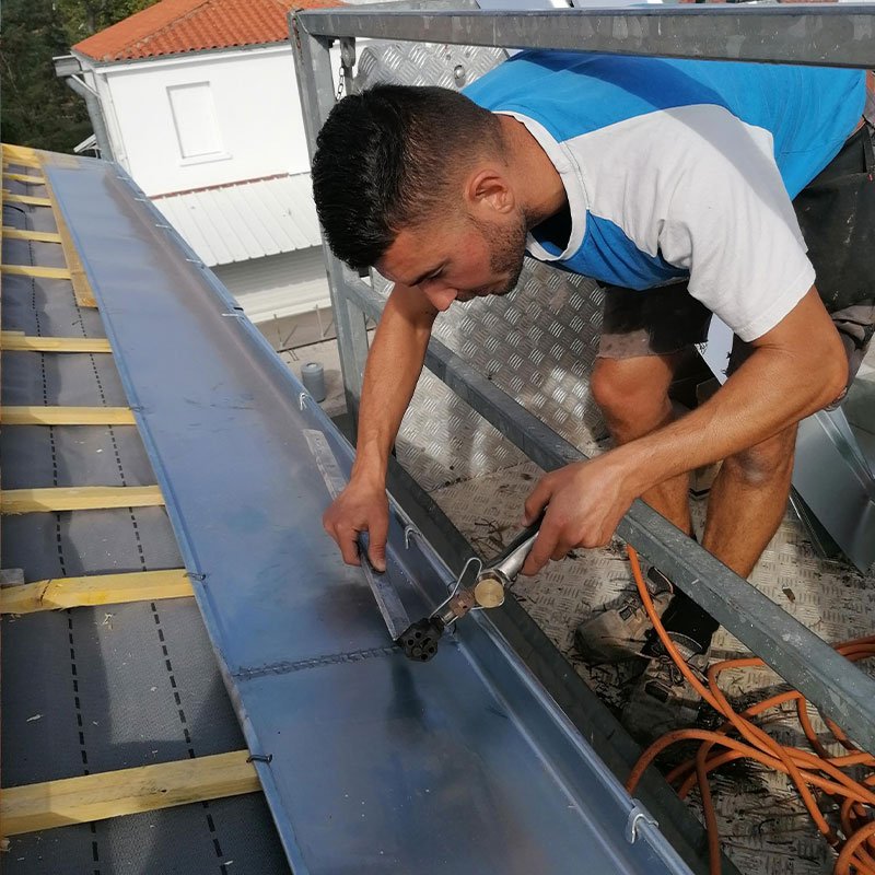 Découvrez les services de zinguerie de qualité proposés par Riva Jimmy Couvreur à Tours (37). Installation, réparation et entretien de systèmes de zinguerie pour une protection durable de votre maison.